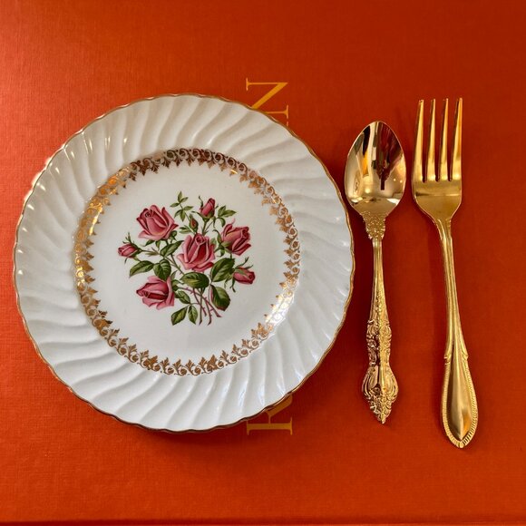 Vintage Tea for Two Hamper Set -Teapot, Teacups & Saucers, Cream & Sugar, Plates - Picture 6 of 11